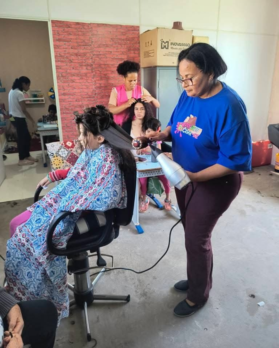 Roxo e Preto Moderno Venda Assertiva para Agência de Marketing Post para Instagram